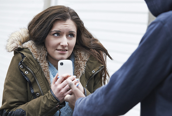 Men probeert smartphone van meisje te stelen op straat - illustratie in het dossier straatroof van het CCV.