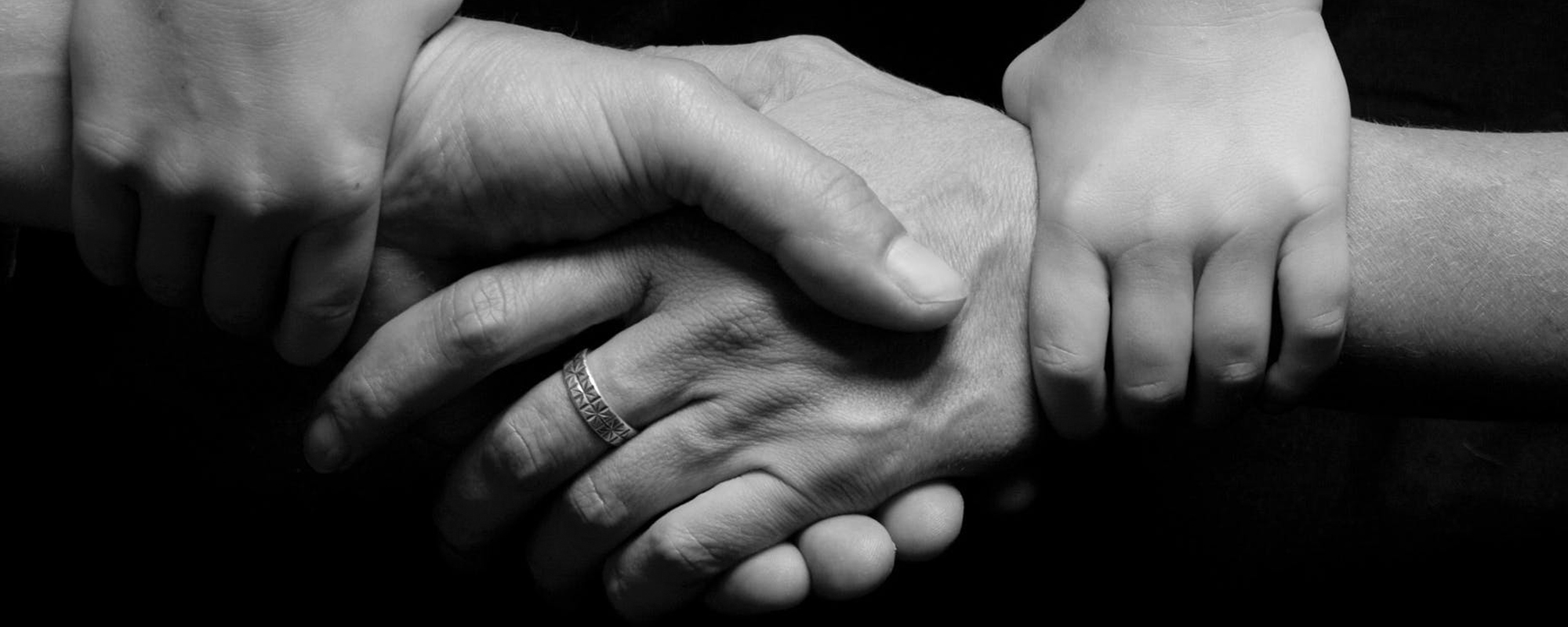 handen die elkaar vasthouden, ter illustratie van het CCV-dossier Criminaliteit binnen familienetwerken