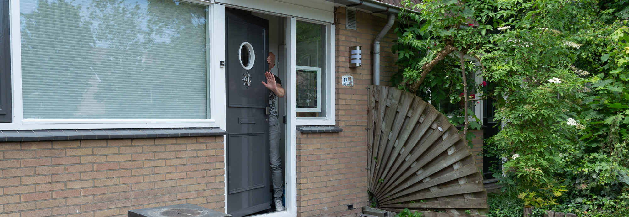 Man bij voordeur wil bezoeker niet ontvangen