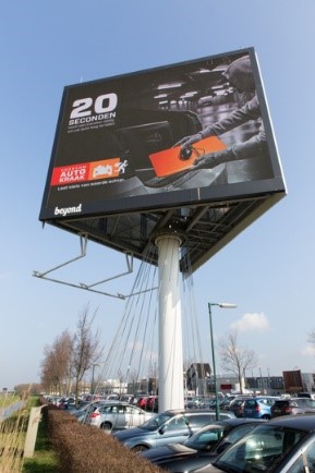 Snelwegbord met campagne autokraak