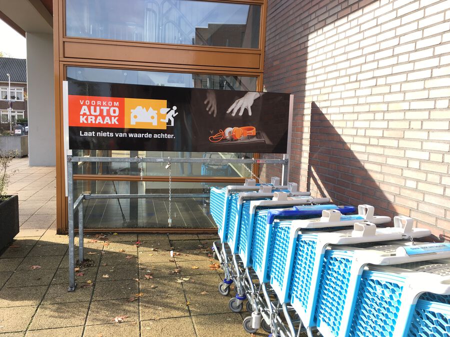 Campagne voorkom autokraak: bord bij supermarkt.