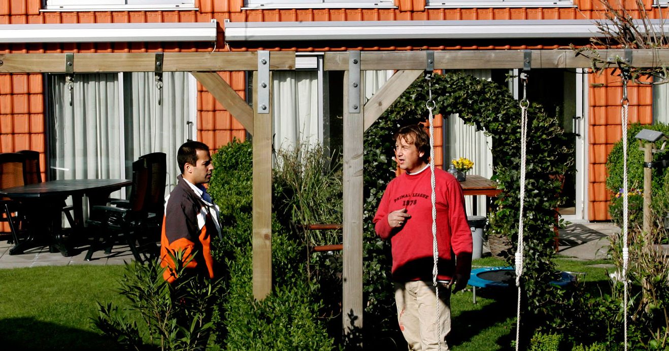 Buren die een gesprek hebben met elkaar. Ter illustratie van het CCV-dossier Buurtbemiddeling.
