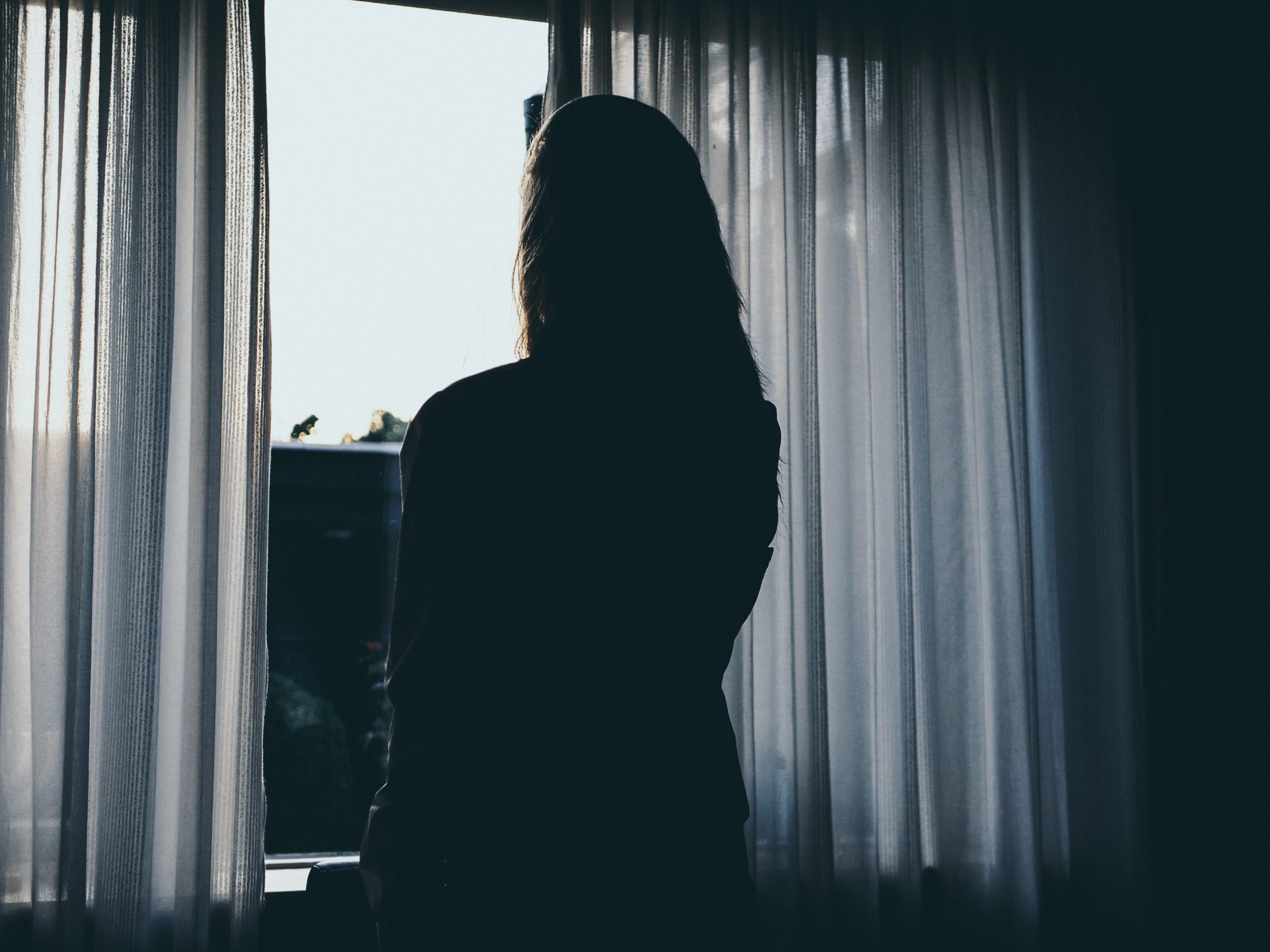 Vrouw voor het raam. Ter illustratie van het dossier Prostitutiebeleid van het CCV.