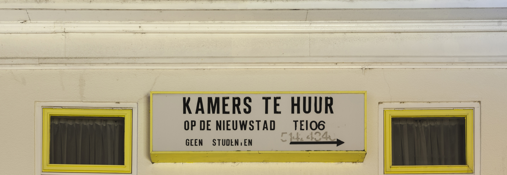 Bord met de tekst 'Kamers te huur'. Ter illustratie van het CCV-dossier Prostitutiebeleid.