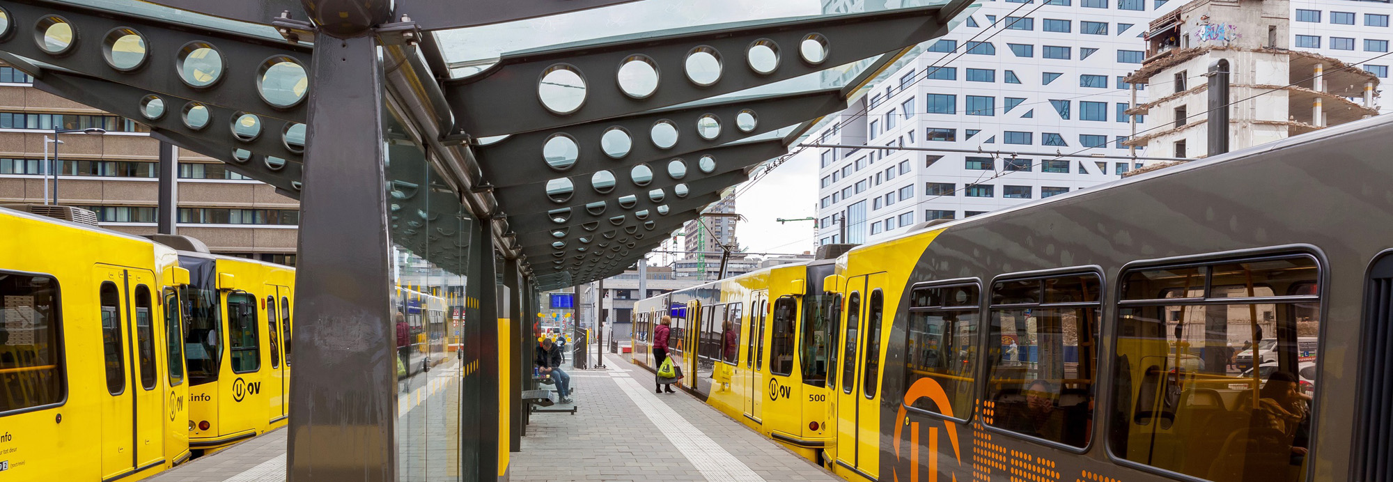 Foto van trams in Utrecht. Ter illustratie van het CCV-dossier Geweld in het OV.