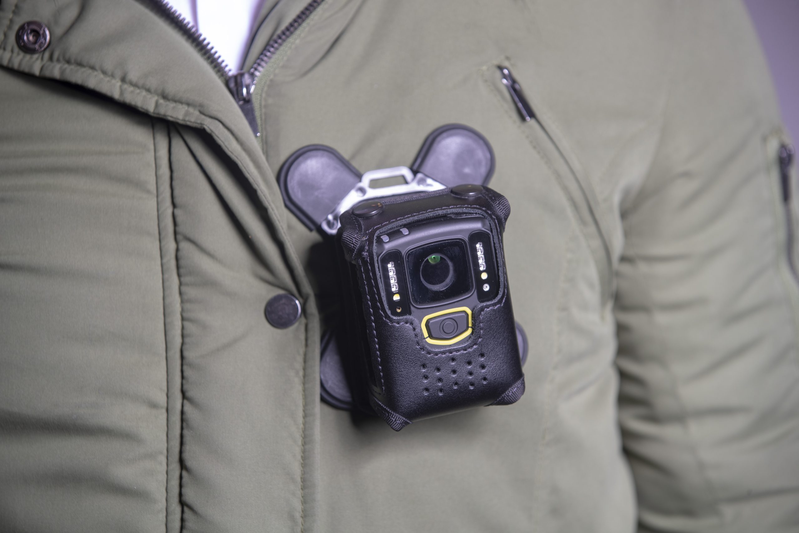 Bodycam op een uniform. Ter illustratie van het CCV-dossier Cameratoezicht.