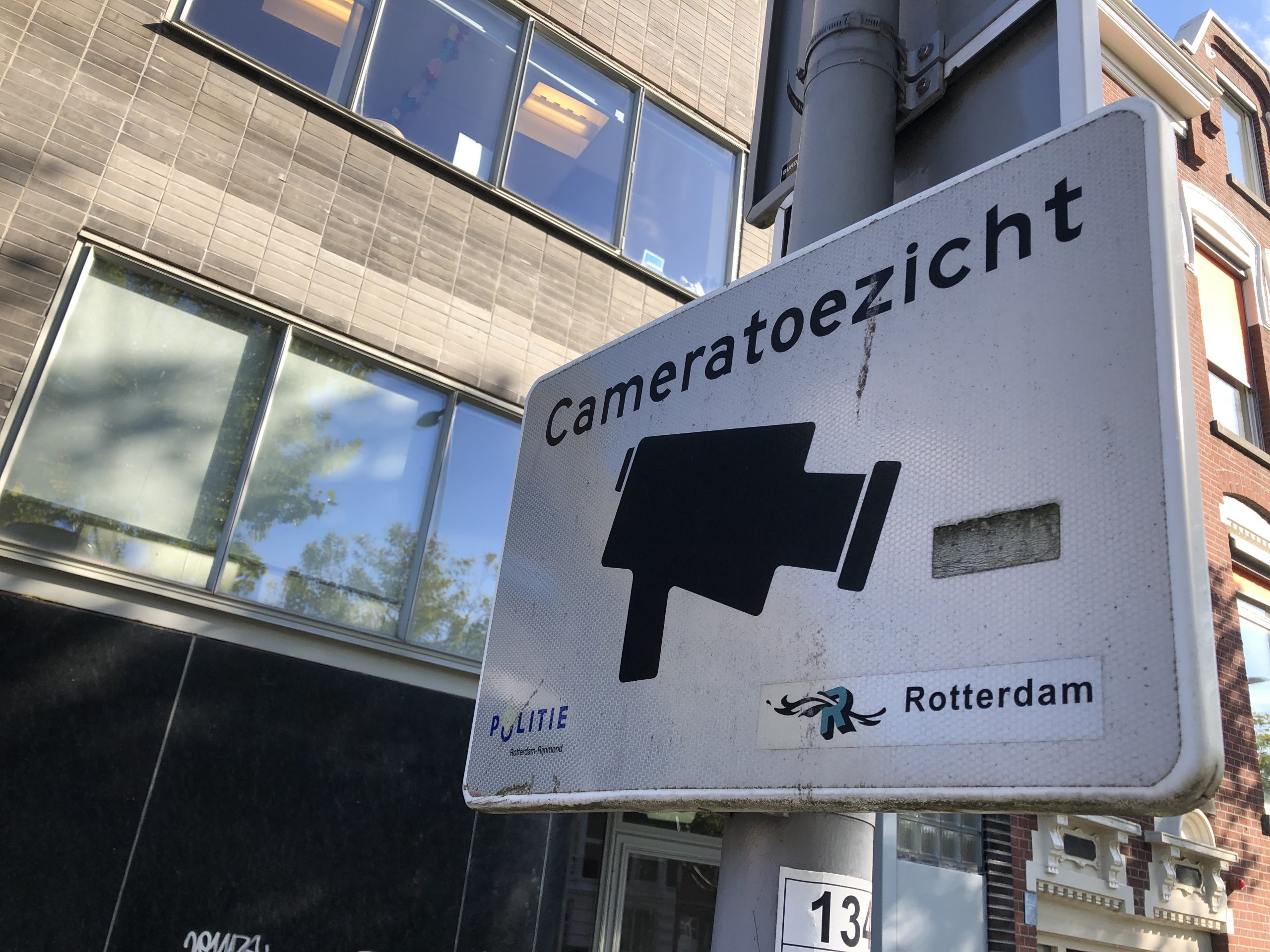 Bord met aankondiging van cameratoezicht op het terrein.