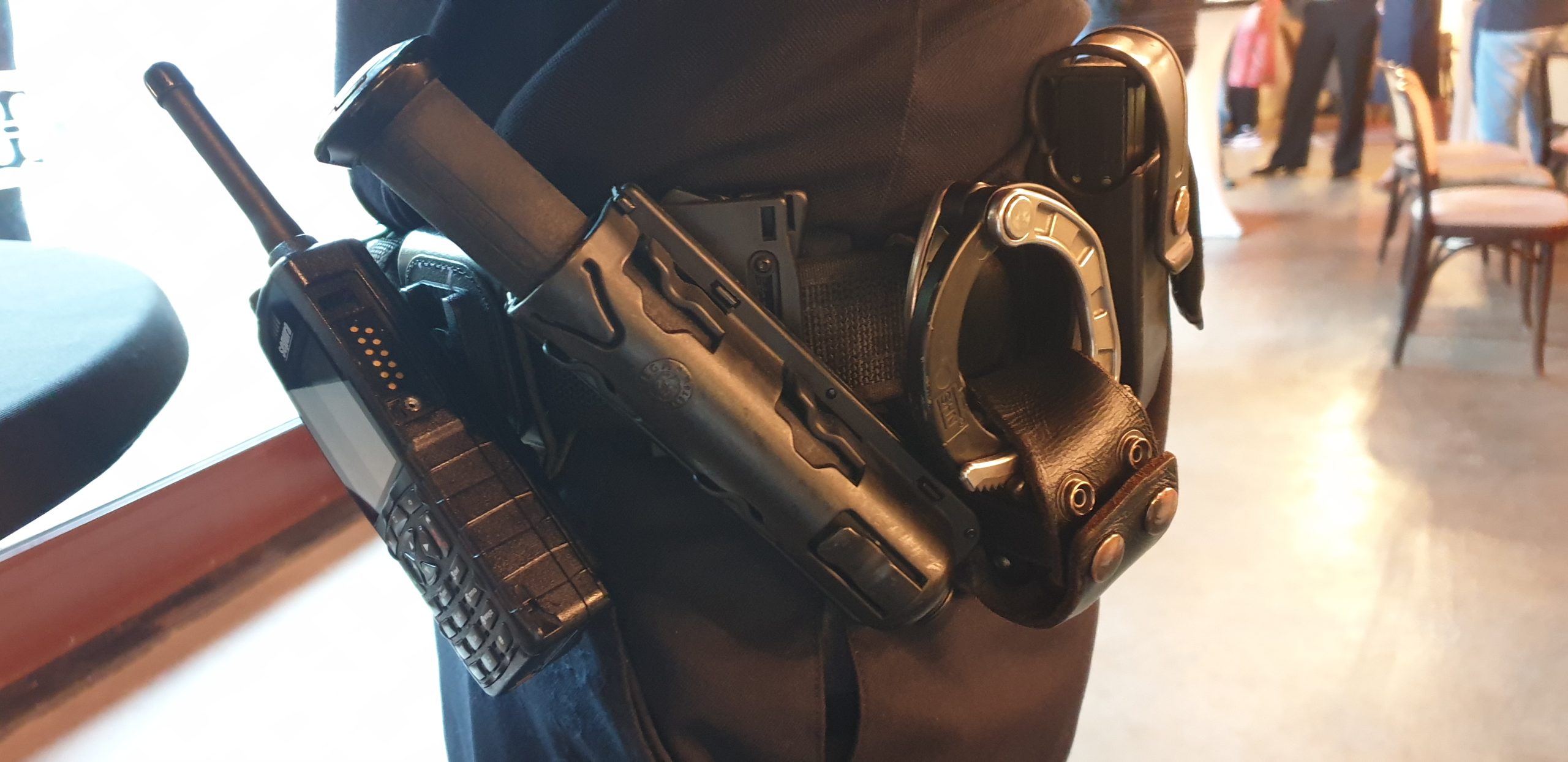 Handboeien politie met wapenstok