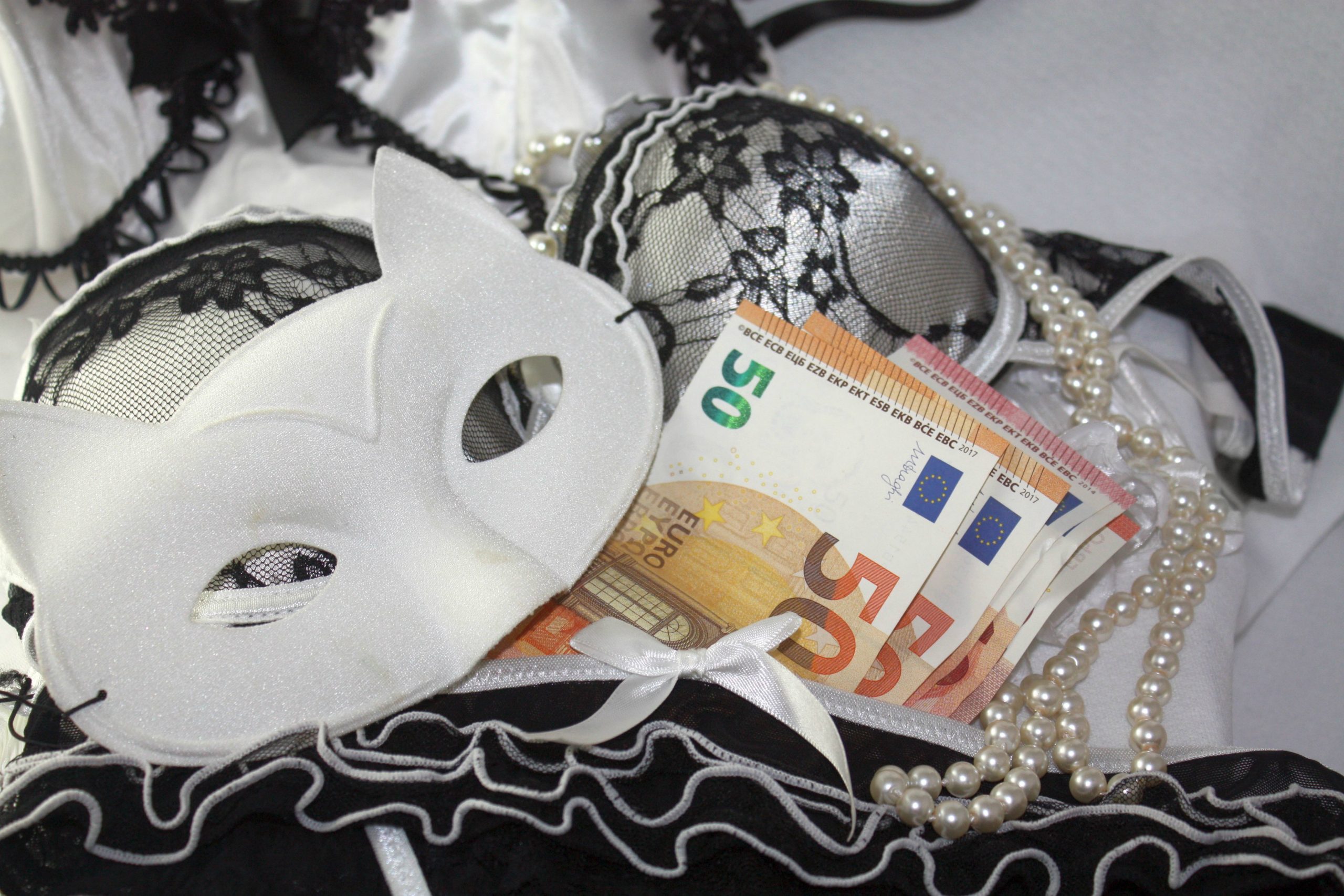 BH, parelketting, masker en geld