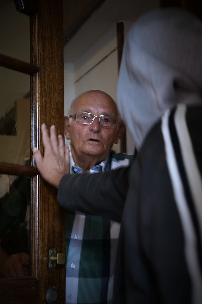 Man doet deur open voor overvaller