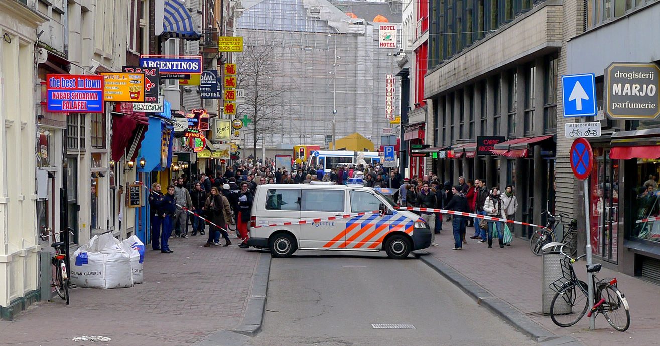 Politiebus in een straat afgezet met lint.