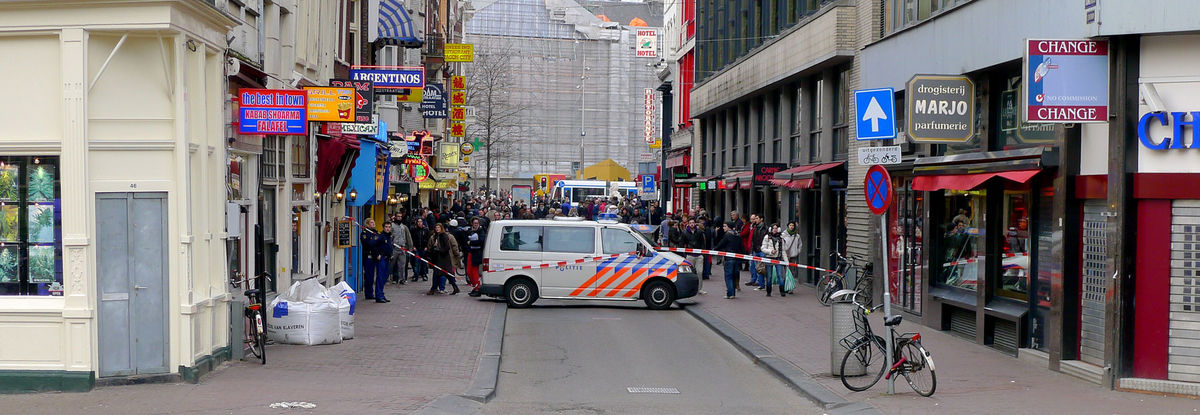 Politiewagen in een straat met afzetlint