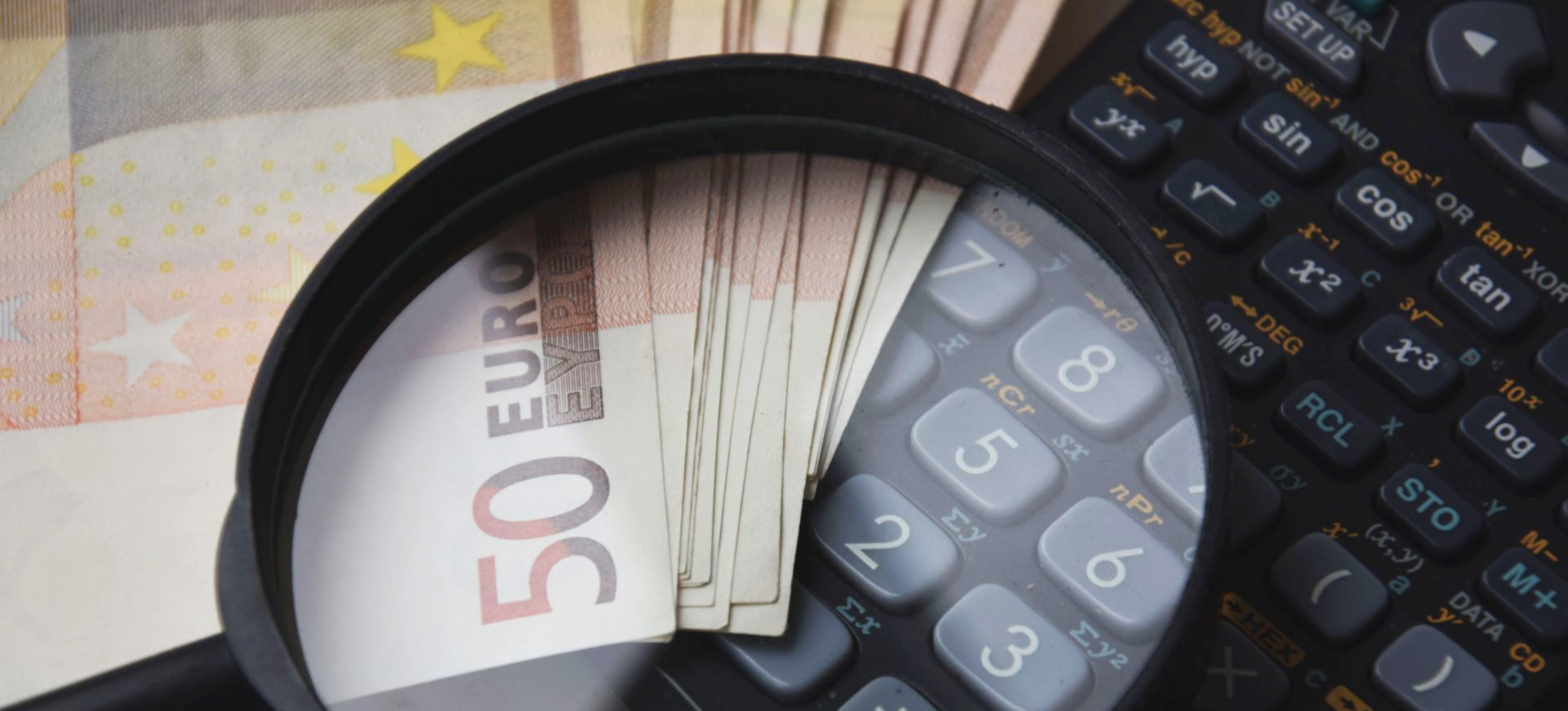 Geld onder vergrootglas. Ter illustratie van het CCV-dossier Fraude.
