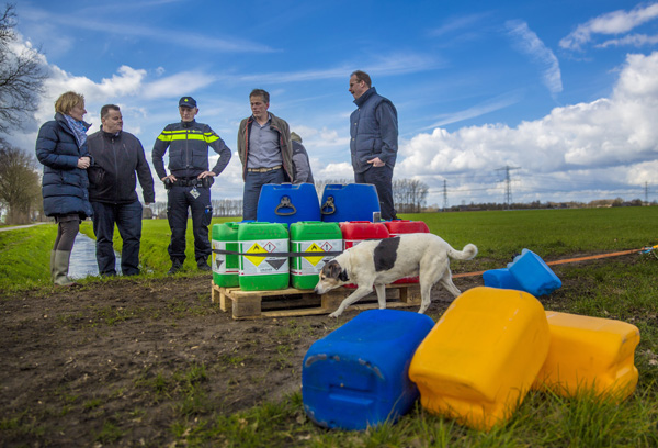 Politie, hond en betrokkenen bij drugsafval.