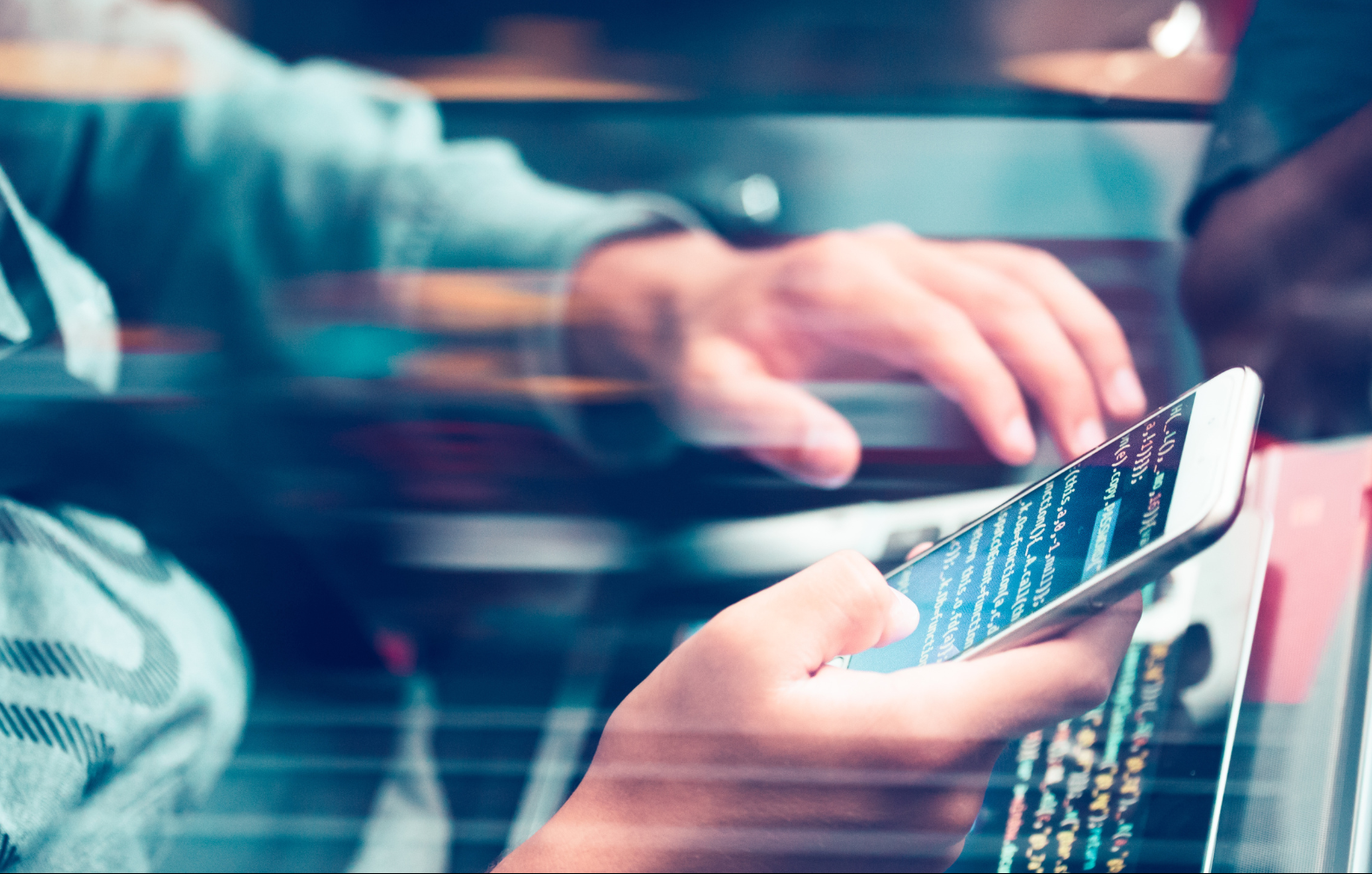 Persoon scrollt door mobiele telefoon. Ter illustratie van het CCV-dossier cybercrime.