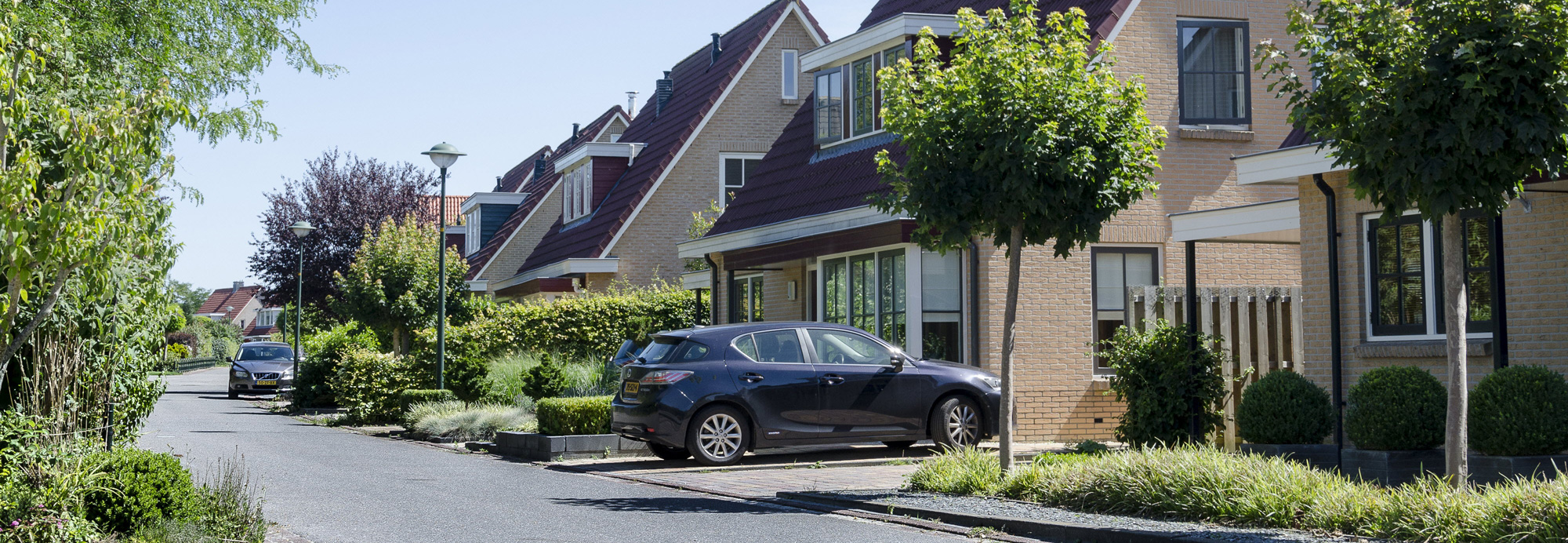 Huizen met auto op oprit. Ter illustratie van het CCV-dossier Veiligheid politieke ambtsdragers.