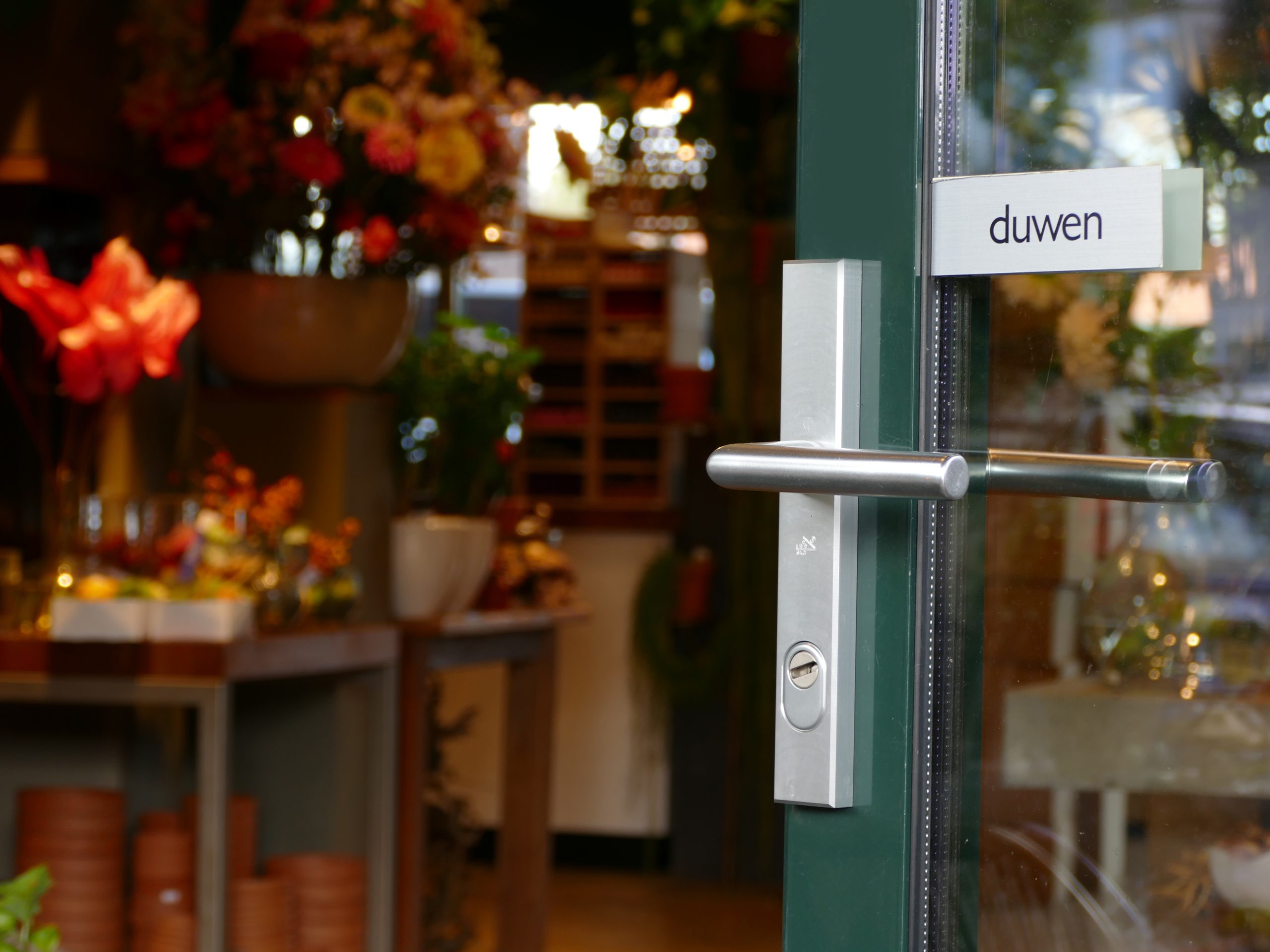 Bloemenwinkel met veilig slot in de deur