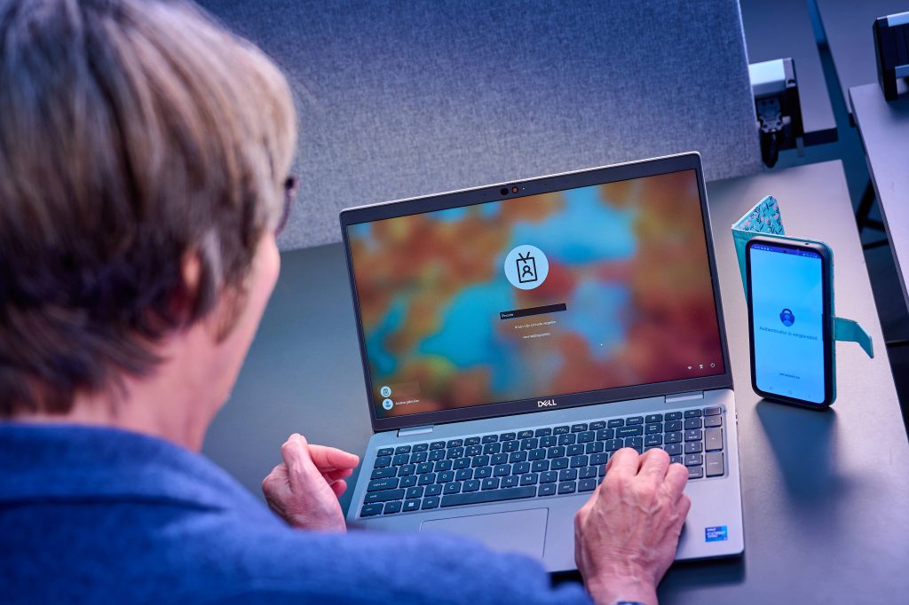 Vrouw achter laptop.