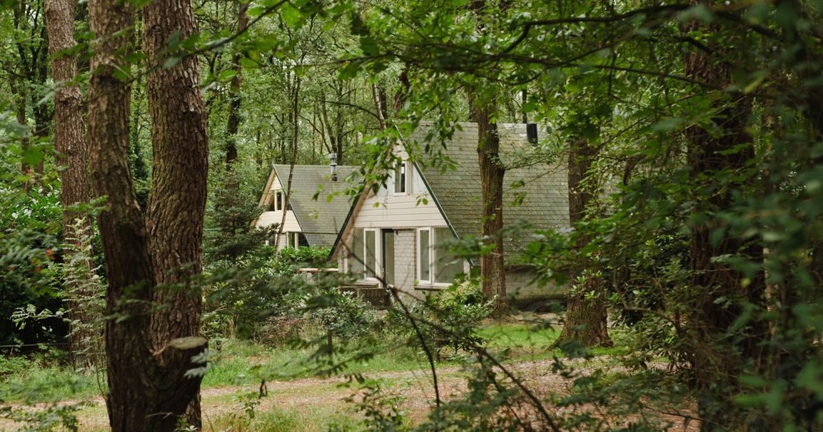 Foto van een vakantiehuisje in een vakantiepark. Ter illustratie van het CCV-dossier Veilige Vakantieparken.