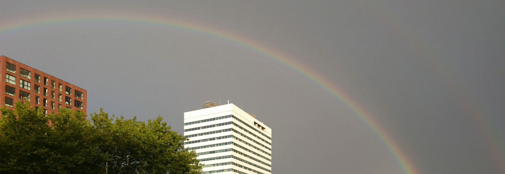 Regenboog boven het kantoorgebouw van het CCV