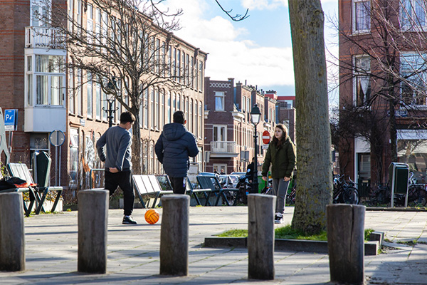 Jongeren voetballen op straat in Den Haag