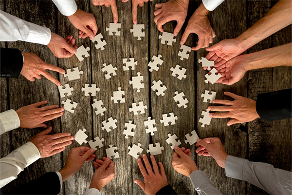 Handen met puzzel. Illustratie bij CCV-nieuwsbericht.