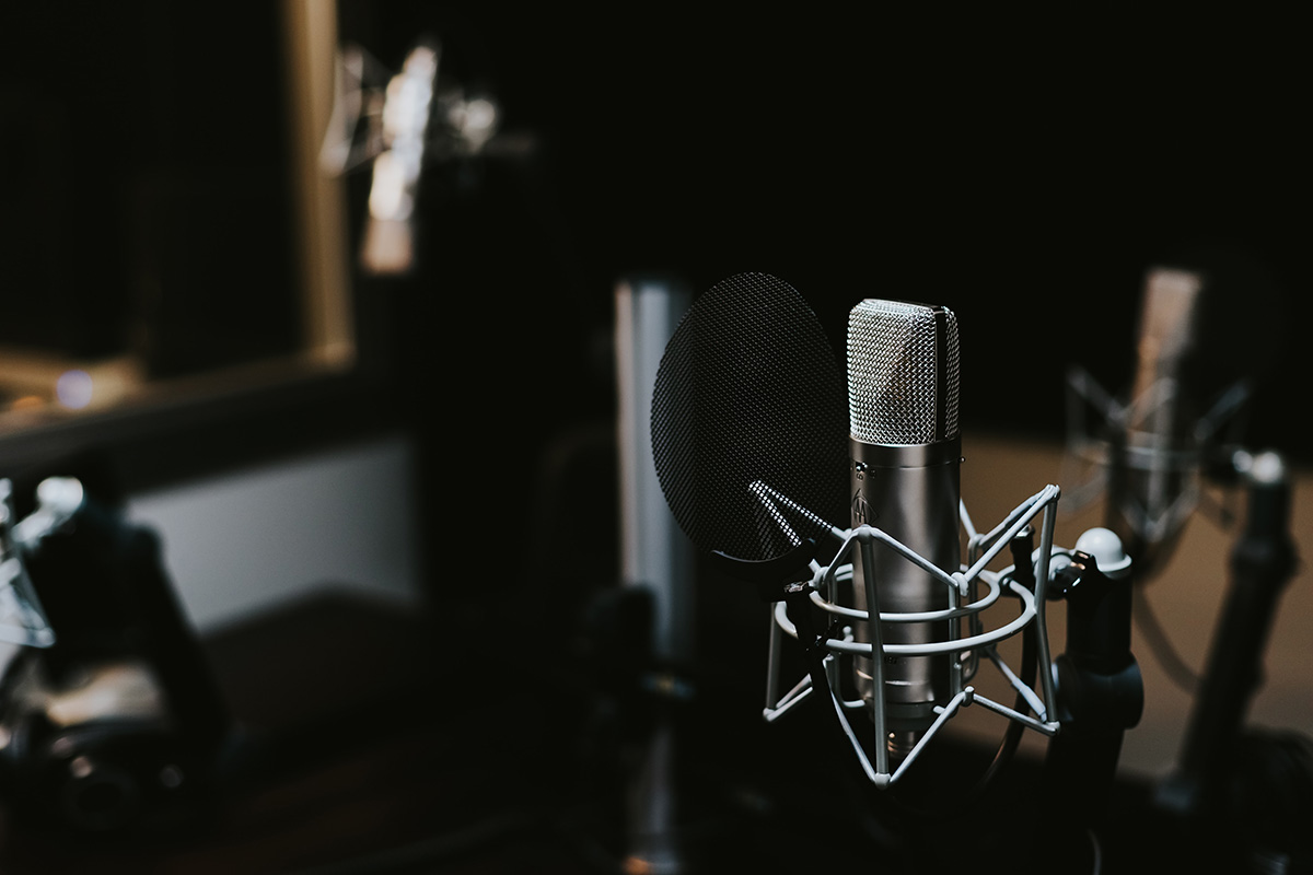 Microfoon in studio voor geluidsopnames van bijvoorbeeld een podcast.