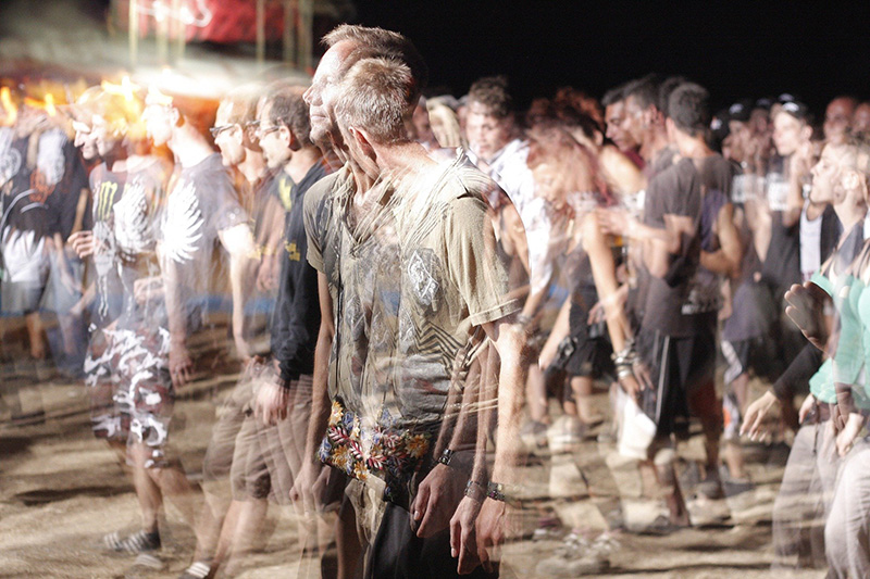 Geblurde mensen tijdens een festival. Ter illustratie bij het dossier Online aangejaagde ordeverstoringen van het CCV.