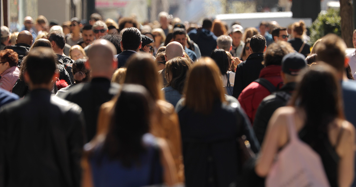 Mensen lopen op drukke straat. Ter illustratie van dossiers Integraal Veiligheidsbeleid en openbare orde en veiligheid van het CCV.
