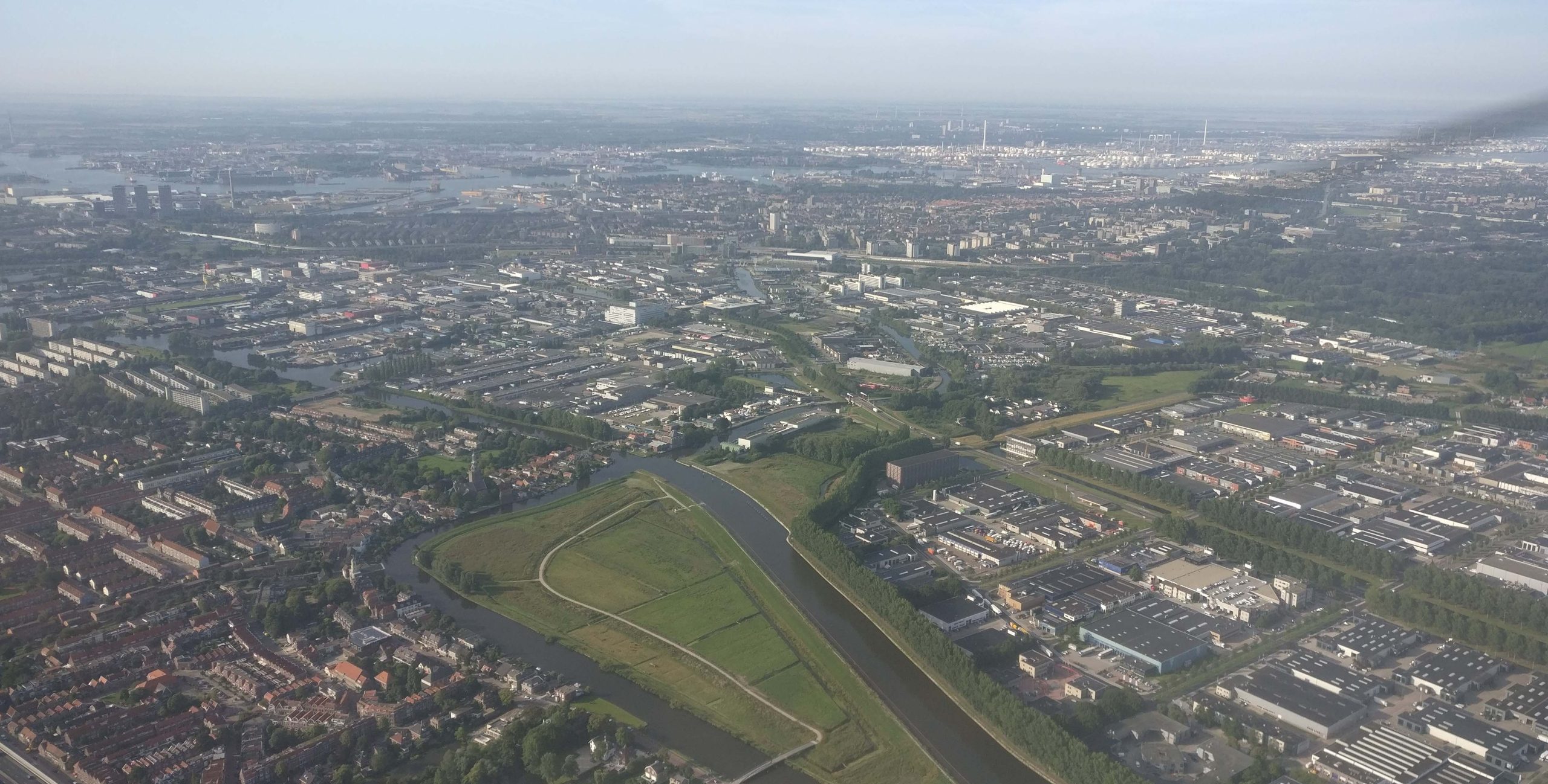 Luchtfoto van een bedrijventerrein.
