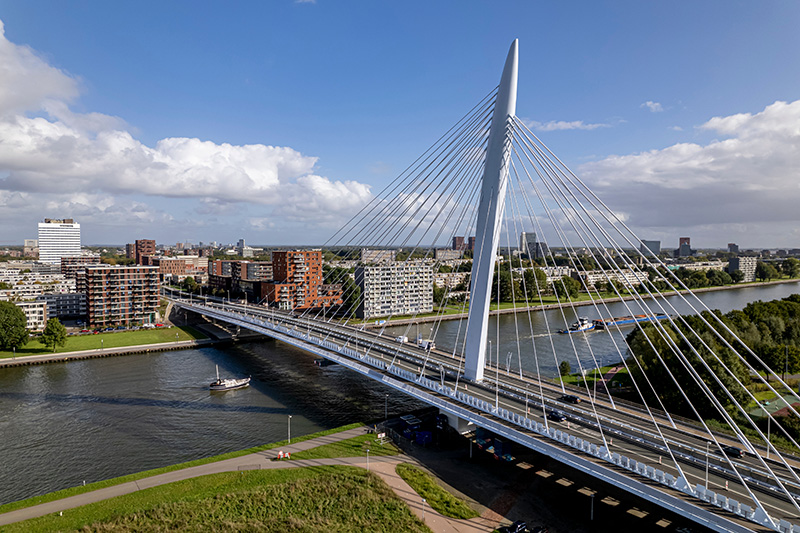 deel van de Prins Clausbrug over het Amsterdam-Rijnkanaal met op de achtergrond de wijk Kanaleneiland in Utrecht.
