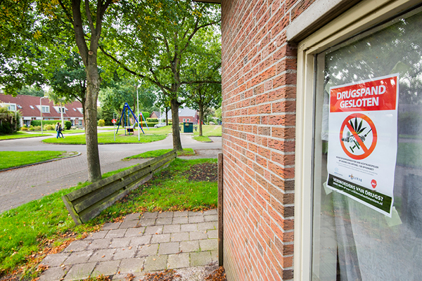 Raam met poster 'drugspand gesloten'. Illustratie bij CCV-nieuwsbericht.