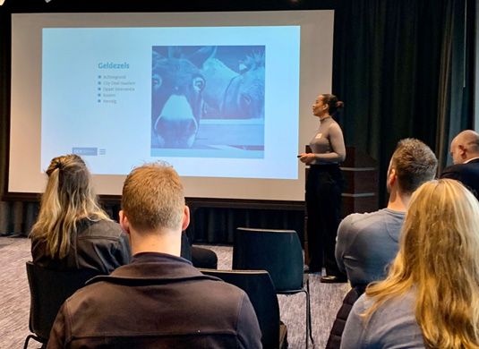 Sienne Stoker van het CCV geeft een presentatie over jonge slachtoffers van cybercrime.