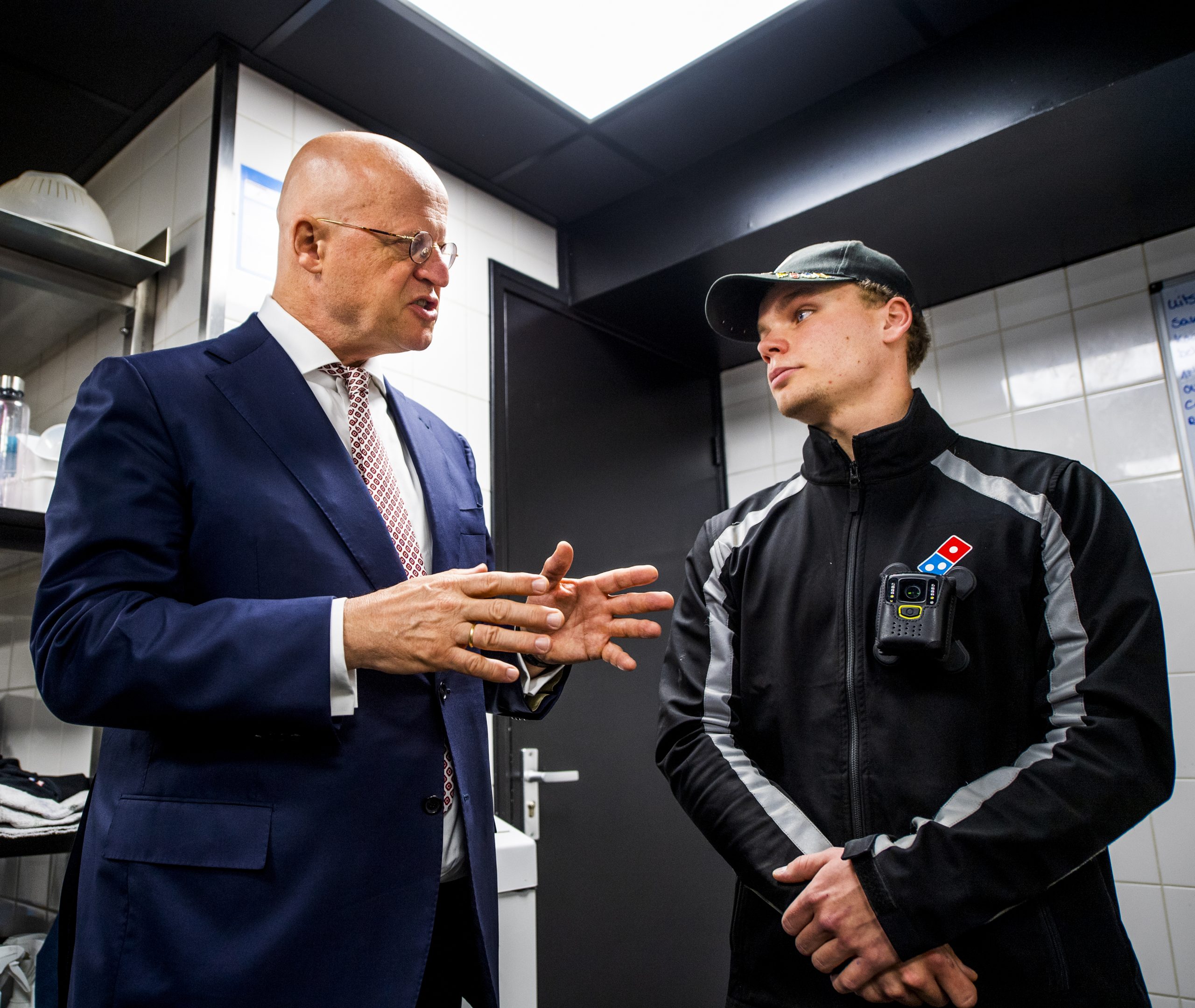 Foto: Minister Grapperhaus in gesprek met bezorger bij een eerder project in Rotterdam (bron: Domino's)