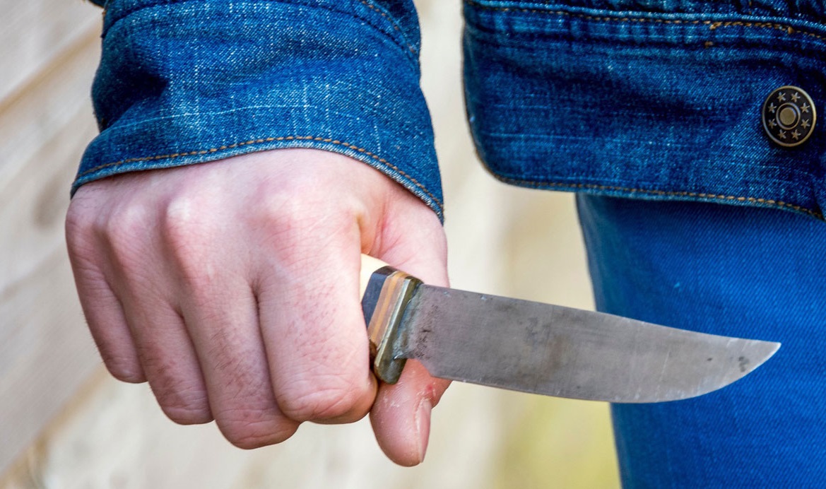 Jongen met mes. Ter illustratie van het CCV-dossier Wapens en Jongeren.