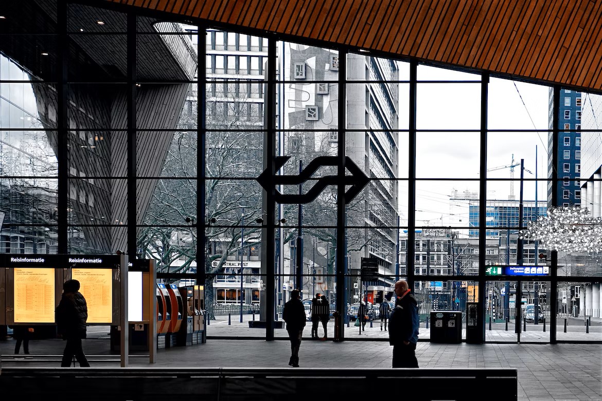 De hal van een NS treinstation met het logo van NS.