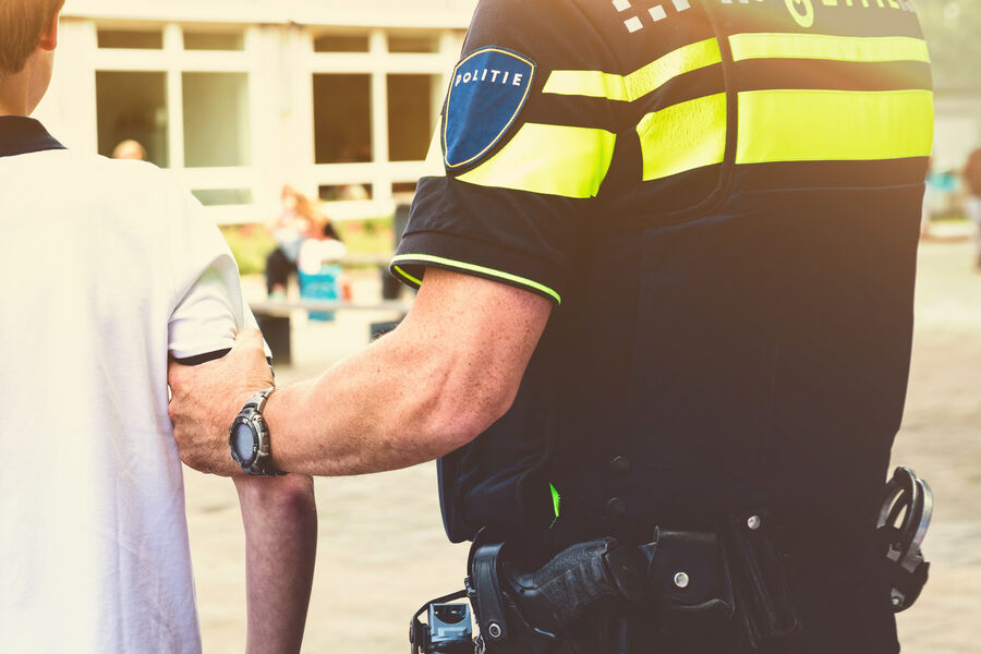 Arrestatie van jongen door agent.