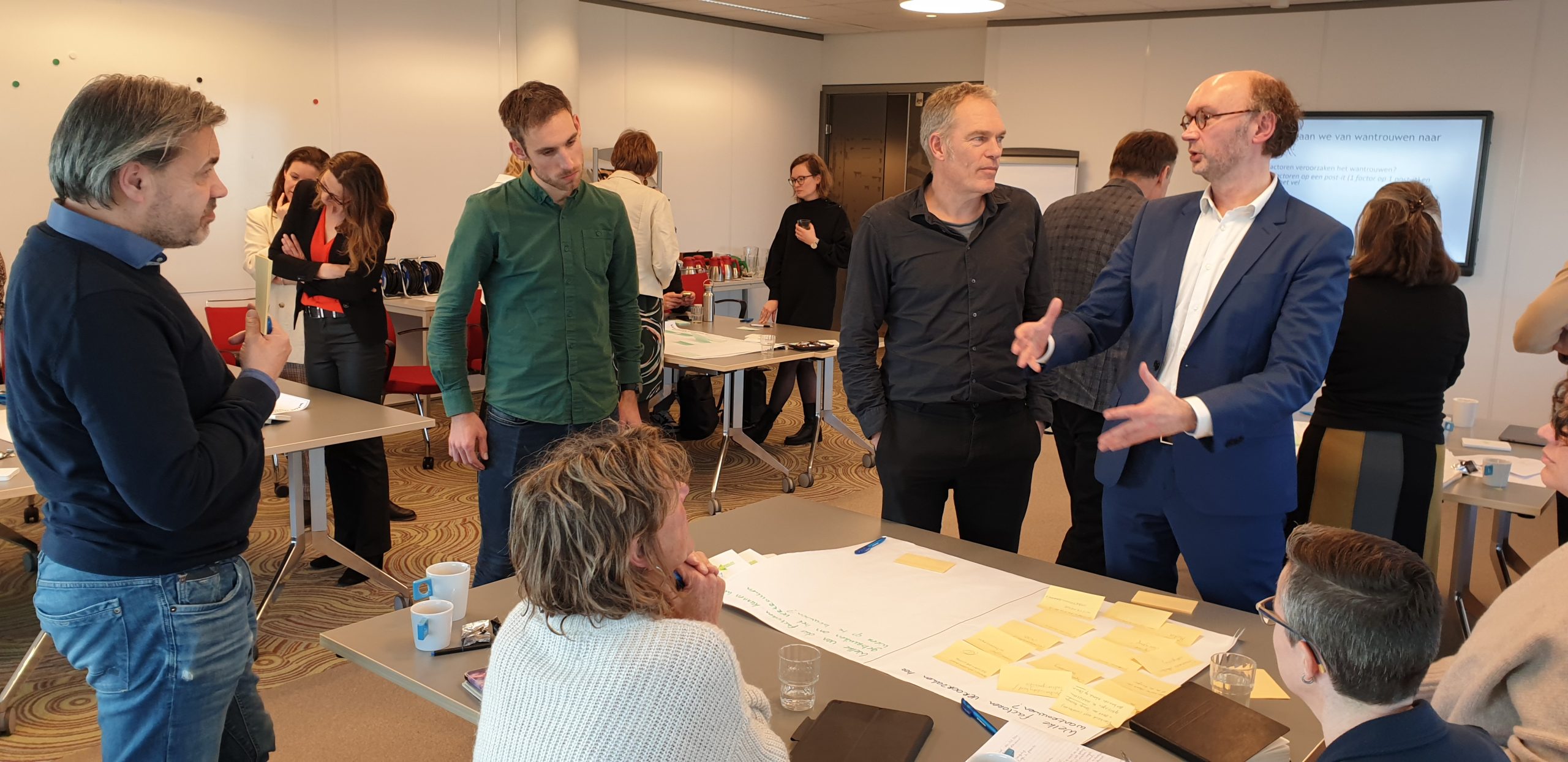 Deelnemers aan de kennistafel Handhaving en Gedrag discussiëren met elkaar.