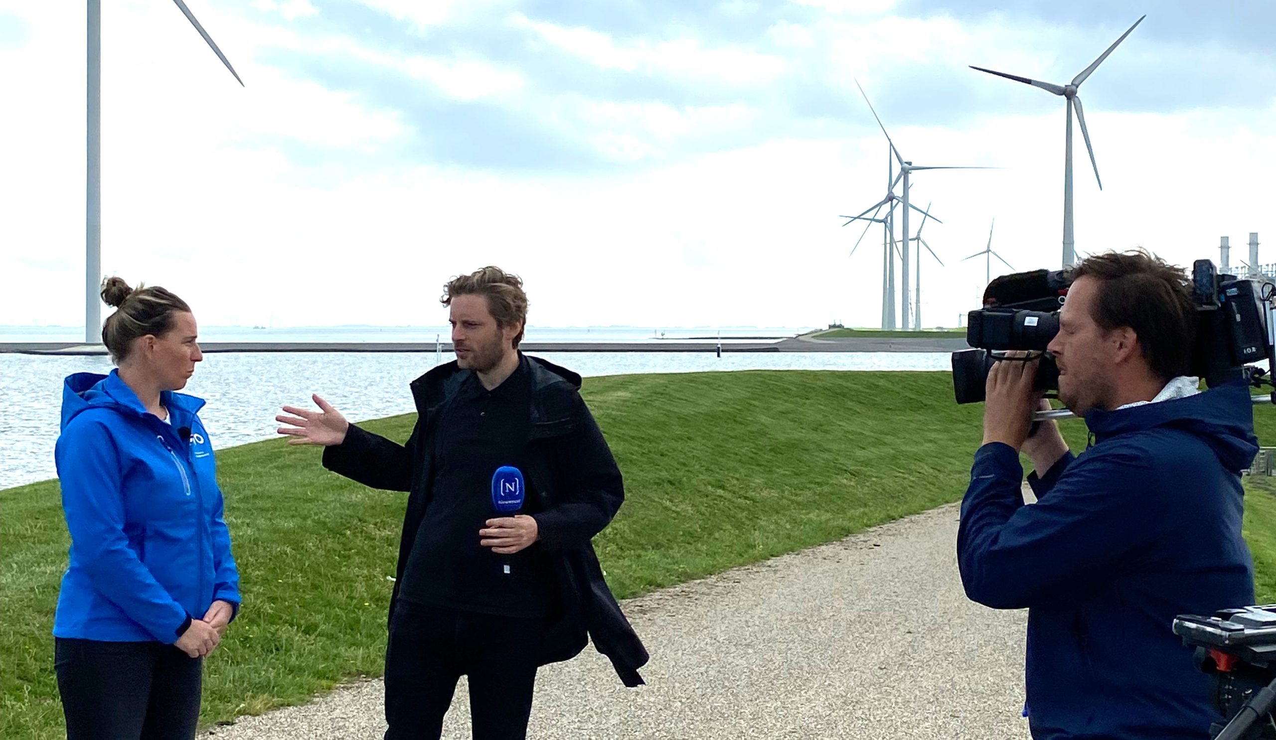 Grietje van der Meulen, adviseur Platform Veilig Ondernemen Noord-Nederland, wordt geïnterviewd door een journalist van Nieuwsuur.