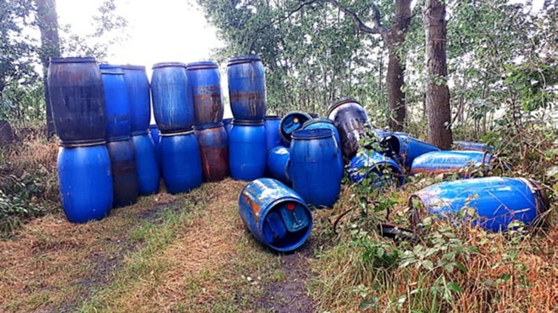 Blauwe vaten met drugsafval gevonden in het bos ergens in Brabant.