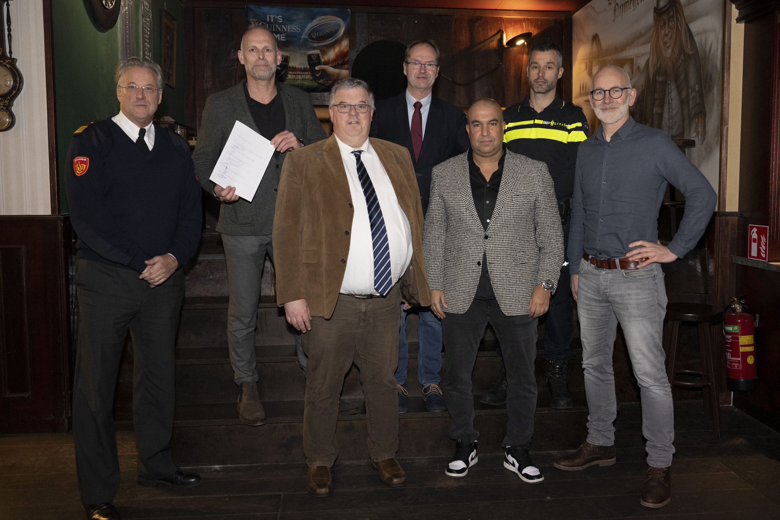 Verschillende partijen uit Nijmegen gaan op de foto die het convenant Kwaliteitsmeter Veilig Uitgaan hebben getekend.