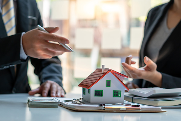 Mensen praten bij modelhuis. Illustratie bij CCV-nieuwsbericht.