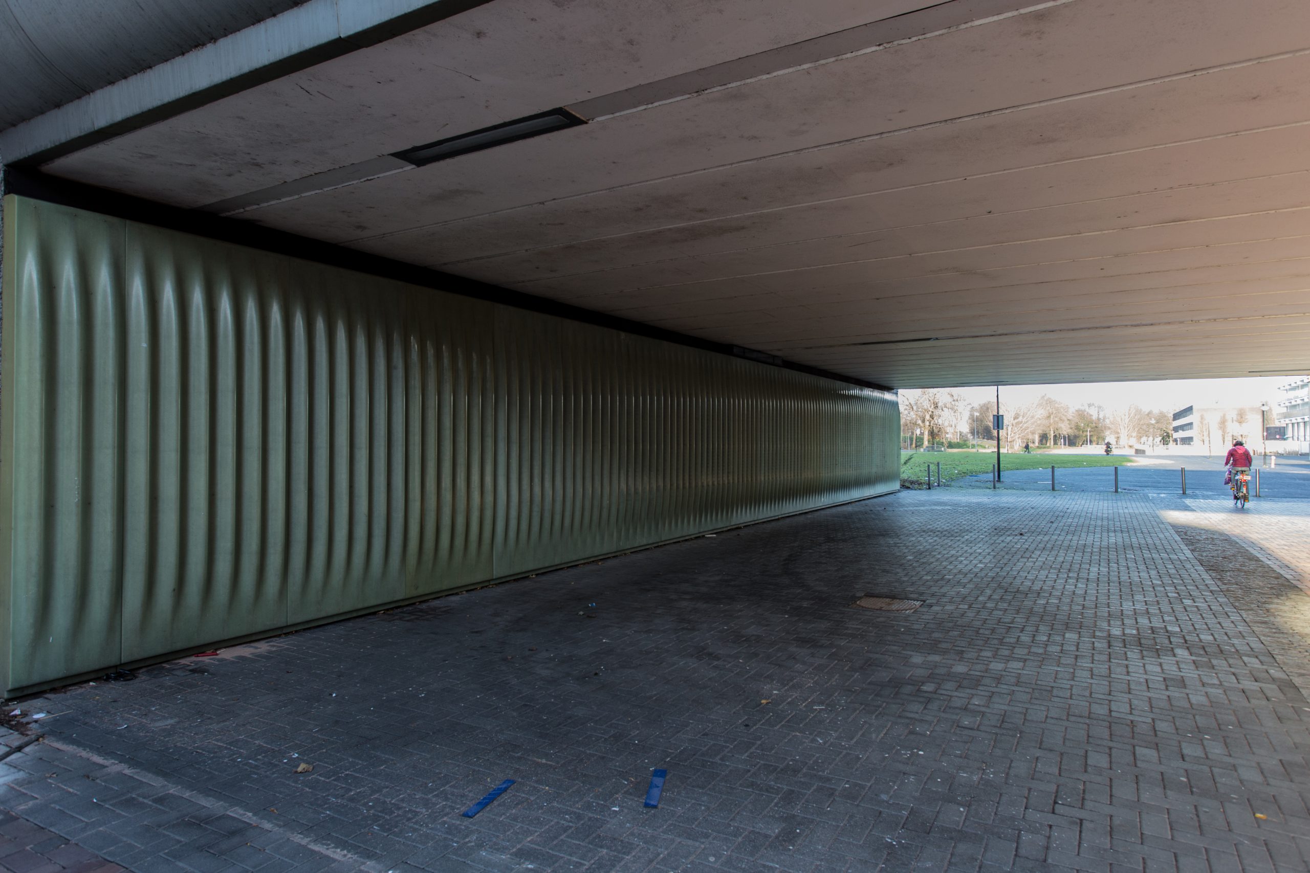 Verlaten fietstunnel / voetgangerstunnel met in de verte een eenzame fietser. Ter illustratie van het CCV-dossier Veiligheidsbeleving.