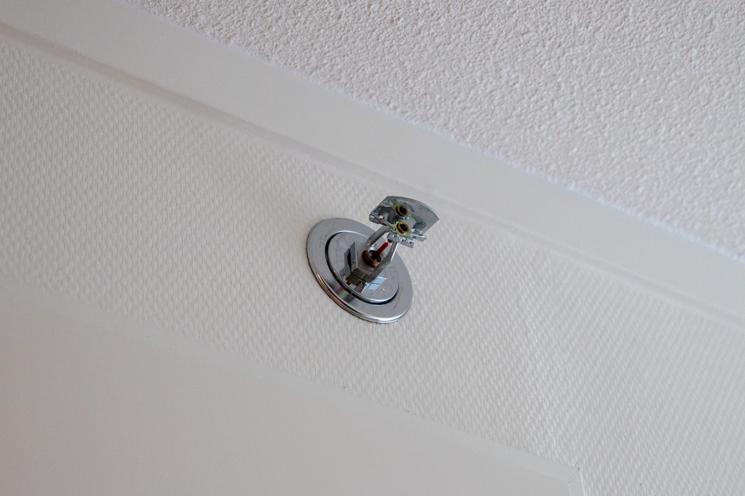 Woningsprinklerinstallatie aan het plafond van een huis.