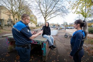 Boa's spreken een jongere aan - illustratie in het dossier wapens en jongeren van het CCV.
