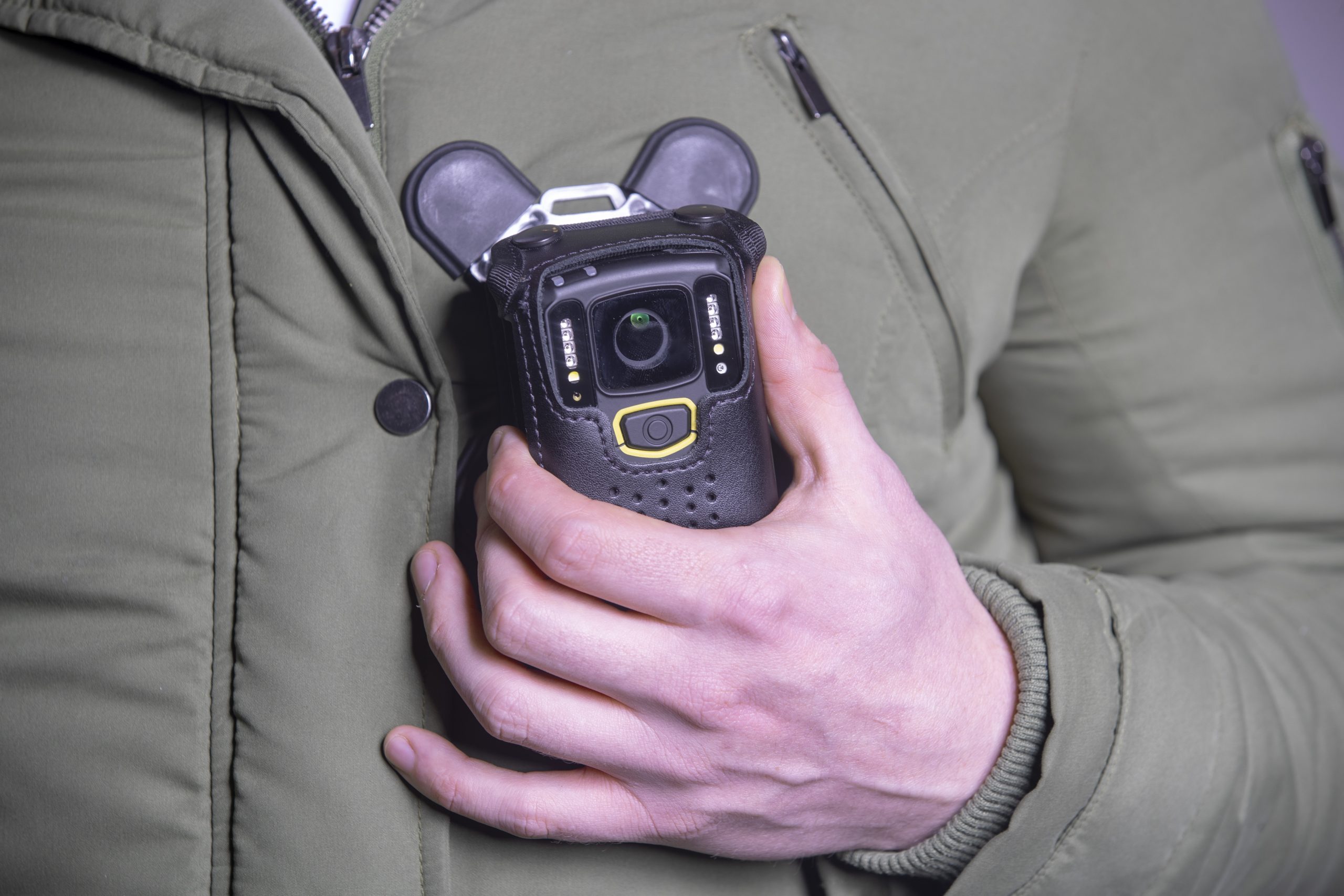 man heeft bodycam op jas
