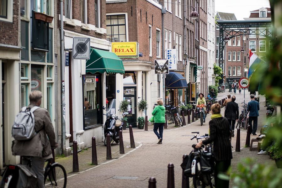 Straat met coffeeshop in Amsterdam. Illustratie bij CCV-nieuwsbericht.