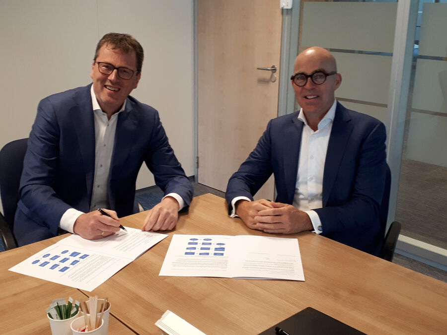 Directeuren Patrick van den Brink van het CCV en Gerard Rohaan (NEN) ondertekenen het convenant. Illustratie bij CCV-nieuwsbericht.