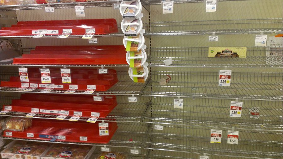 Lege schappen in supermarkt