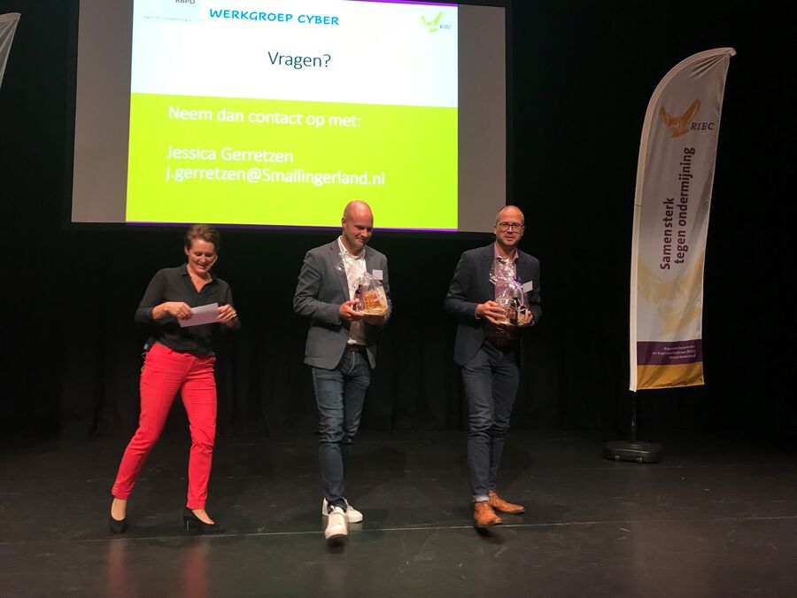 Dagvoorzitter Maria Vogelenzang van het Regionaal Bestuurlijk Politie Overleg (RBPO) met CCV-adviseurs Colin Voetee en Sten Meijer op cybercongres. Illustratie bij CCV-nieuwsbericht.